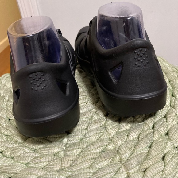 OOFOS Oocandoo Black Outdoors Sandals - Picture 9 of 14